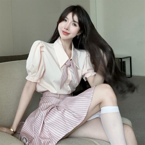 最新热辣可爱制服穿搭攻略 轻松穿出甜美少女感