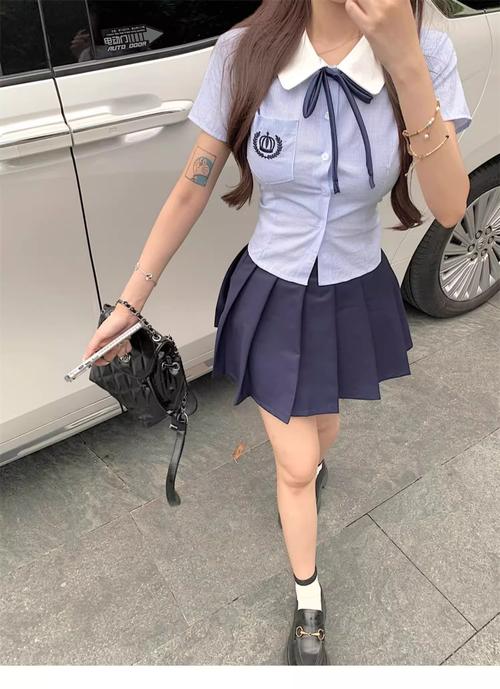 最新热辣可爱制服穿搭攻略 轻松穿出甜美少女感