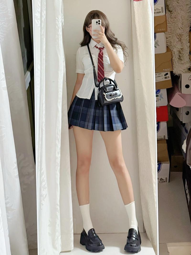 最新热辣可爱制服穿搭攻略 轻松穿出甜美少女感