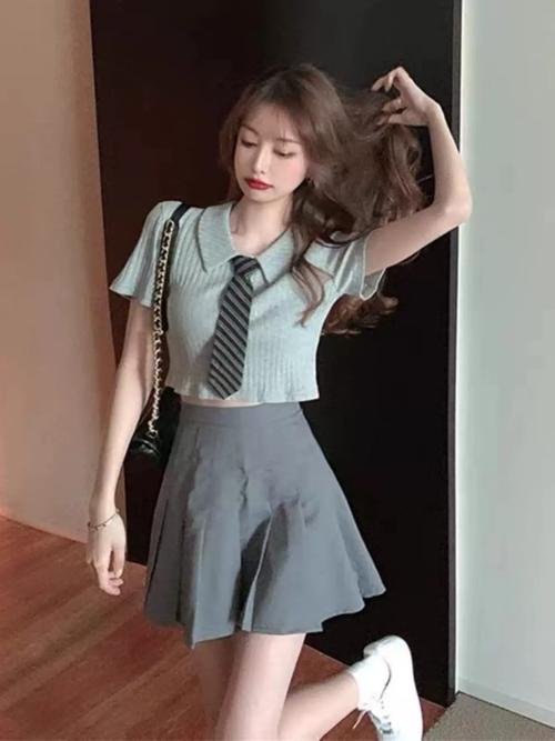 最新热辣可爱制服穿搭攻略 轻松穿出甜美少女感