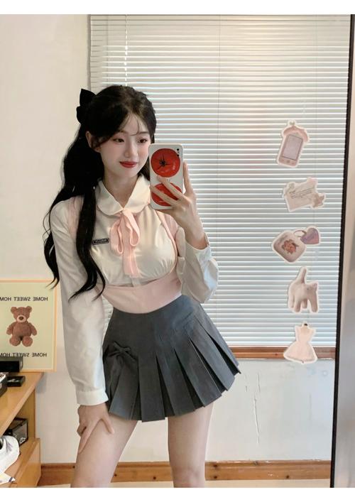 最新热辣可爱制服穿搭攻略 轻松穿出甜美少女感