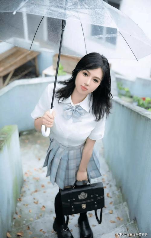 最新热辣可爱制服穿搭攻略 轻松穿出甜美少女感